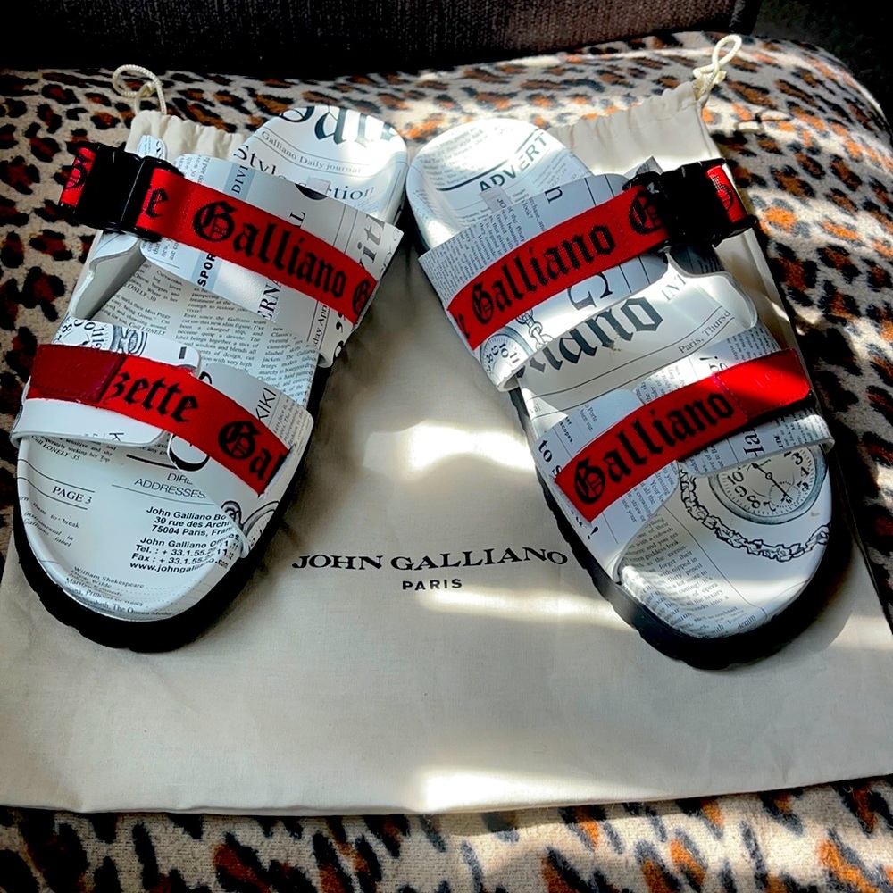 Once worn no box just dust bag.